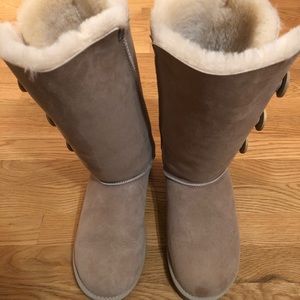 SOLD ** Ugg Bailey Button Triplet || Boot